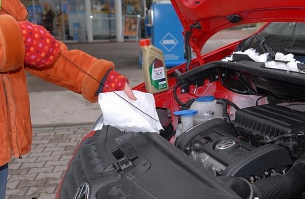 Spartipp Leichtlauföle: Moderne Schmierstoffe reduzieren den Kraftstoffverbrauch um bis zu sechs Prozent und minimieren die Gefahr von erhöhtem Verschleiss im Motor bei niedrigen Temperaturen. Foto: obs/Deutsche Castrol